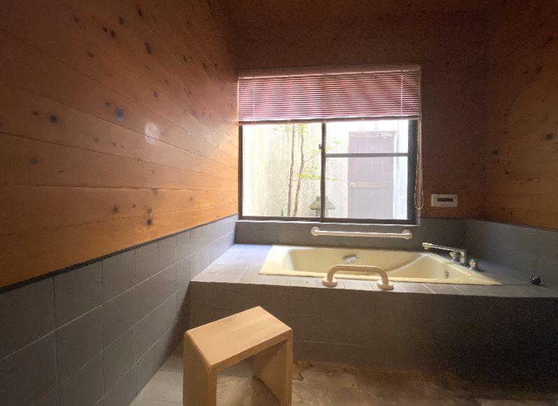 和風のお風呂檜の壁と御影石の床