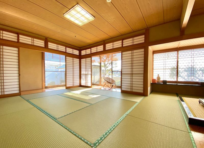 庭をみながらの椅子とテーブル