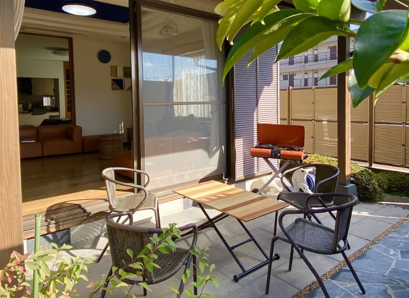 外のテラスでティータイム