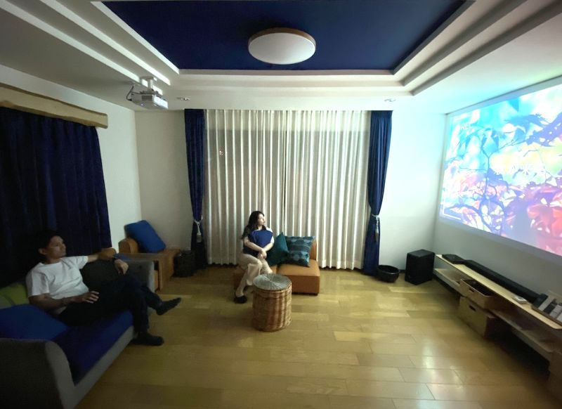 大画面シアタールームで映画を見る