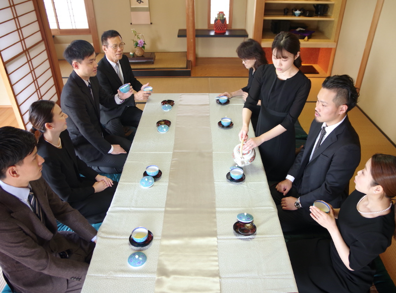 和風庭園が見える和室