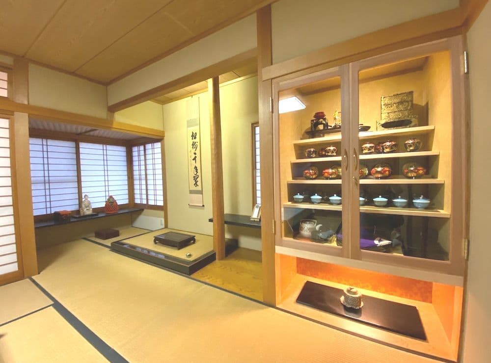 和風庭園が見える和室