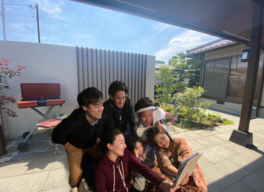 仲間とバーベキュー